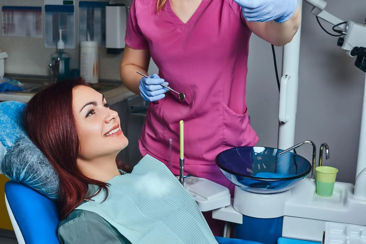 Igienizare dentară profesională: de ce periajul acasă nu este suficient